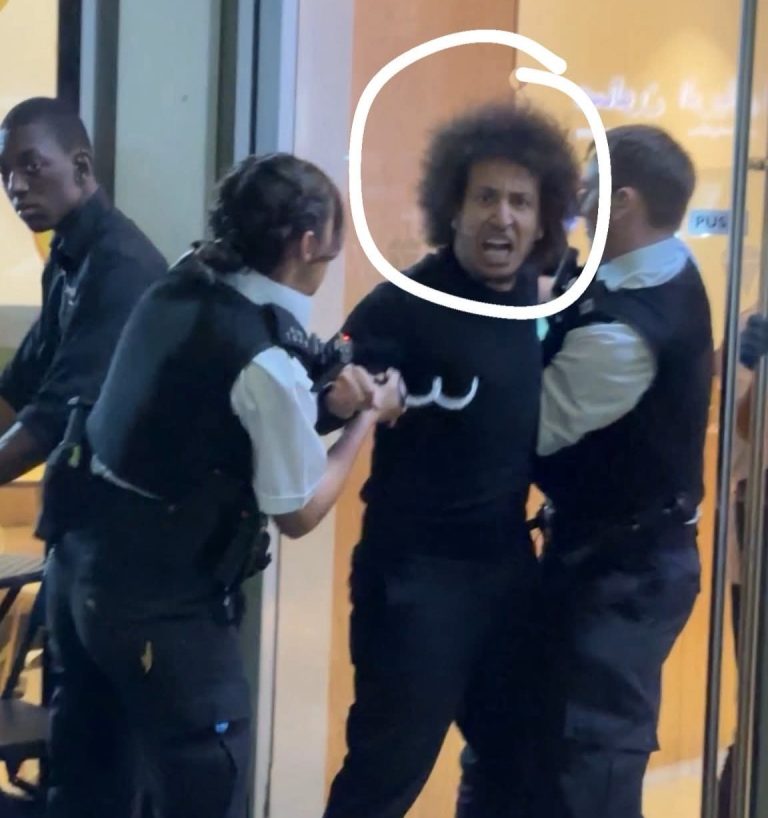 الشرطة البريطانية تلقي القبض على رئيس اتحاد شباب المصريين في الخارج ونائبه بعد مناوشات مع متظاهرين أمام السفارة مع نشطاء مصريين
