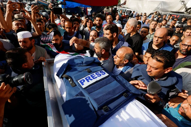 حزب غد الثورة ينظم وقفة احتجاجية أمام الجنائية الدولية لوقف قتل الصحفيين والأطباء بغزة