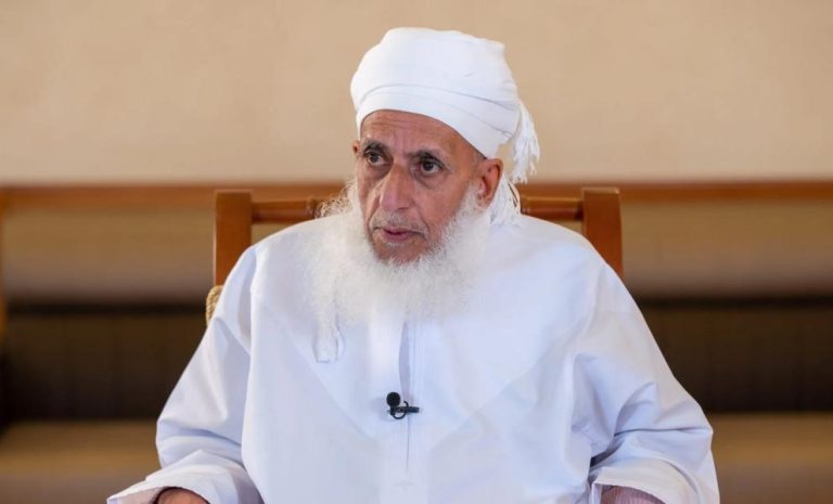 مفتي عُمان يستنكر دعوات نزع سلاح المقاومة في غزة