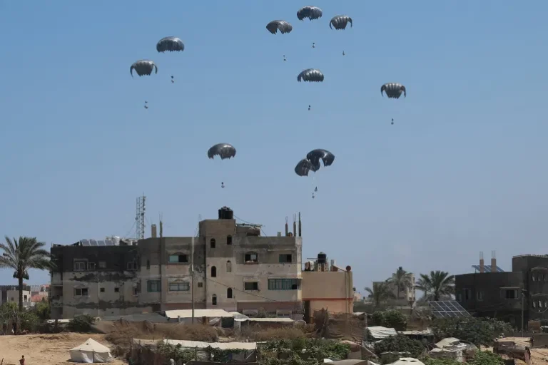 صحف عالمية: إنزال المساعدات إلى غزة “لا ينهي المجاعة” وتبدد وعود ويتكوف