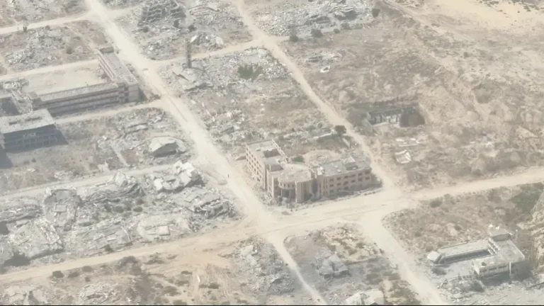 صور جوية تكشف حجم الدمار الكارثي في غزة: أحياء أُزيلت من الخريطة ومقابر بين الأنقاض