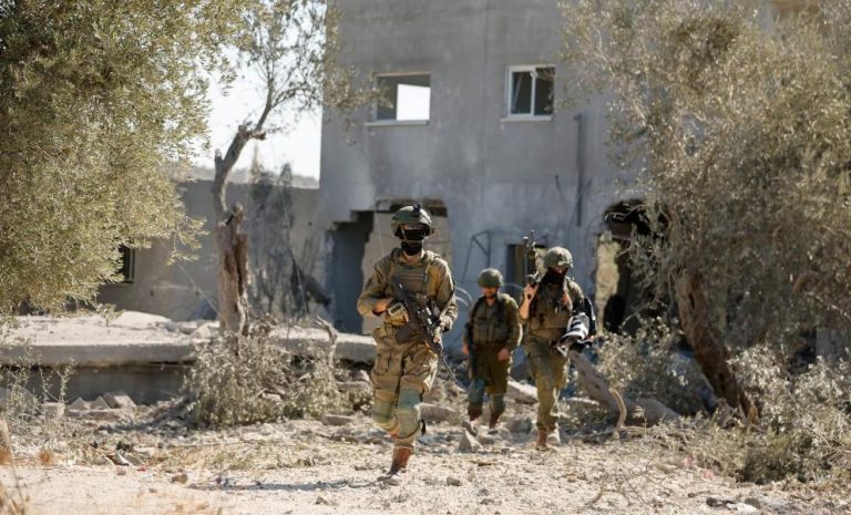 صحيفة عبرية: معظم الأسرى قد يُقتلون إذا توسعت عملية غزة