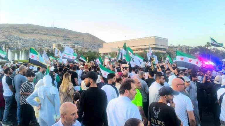 مظاهرات في مدن سورية رفضًا للتدخلات الخارجية ودعمًا للجيش