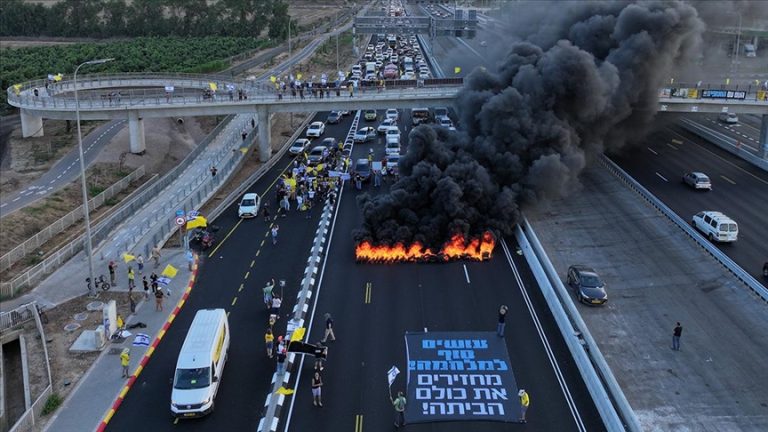 غضب الشارع الإسرائيلي يتفجر: عائلات الأسرى تتهم نتنياهو بعرقلة اتفاق التبادل وتغلق شوارع تل أبيب
