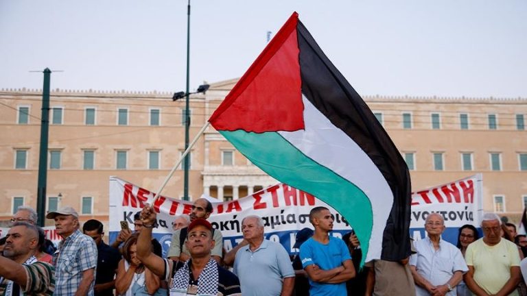 مظاهرات حاشدة في اليونان تضامنا مع فلسطين واحتجاجا على هجمات غزة