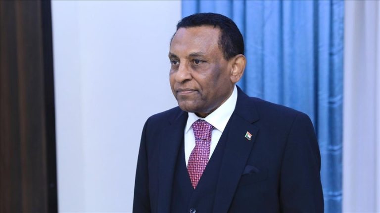 رئيس وزراء السودان يصل القاهرة في أول زيارة خارجية منذ توليه المنصب