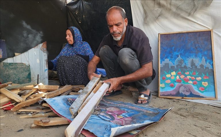 فلسطيني يحرق لوحاته الفنية ليطهو طعامه وسط الحصار والمجاعة في غزة