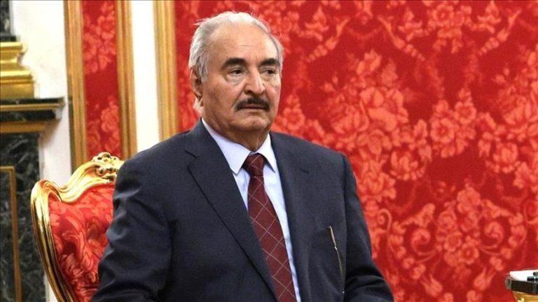 حفتر يبحث مع مسؤول أمني إماراتي تعزيز العلاقات والتعاون المشترك في بنغازي