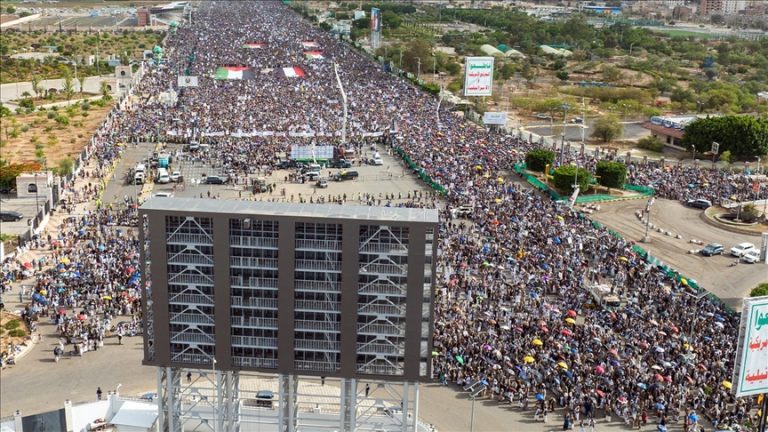 آلاف اليمنيين يتظاهرون في جامعة صنعاء تضامناً مع غزة رغم العدوان الإسرائيلي