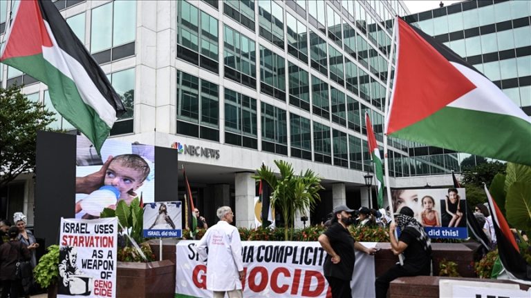 وقفة احتجاجية في واشنطن تندد بانحياز الإعلام الأمريكي لإسرائيل وسط استمرار الإبادة في غزة
