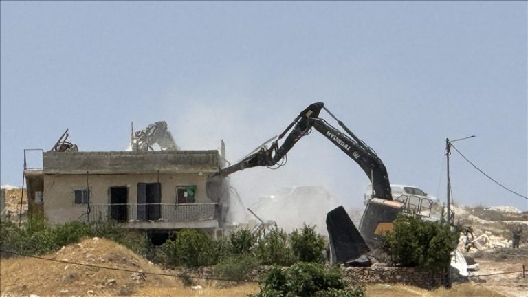 الاحتلال يهدم مدرسة ومنزلًا قيد الإنشاء في الضفة الغربية