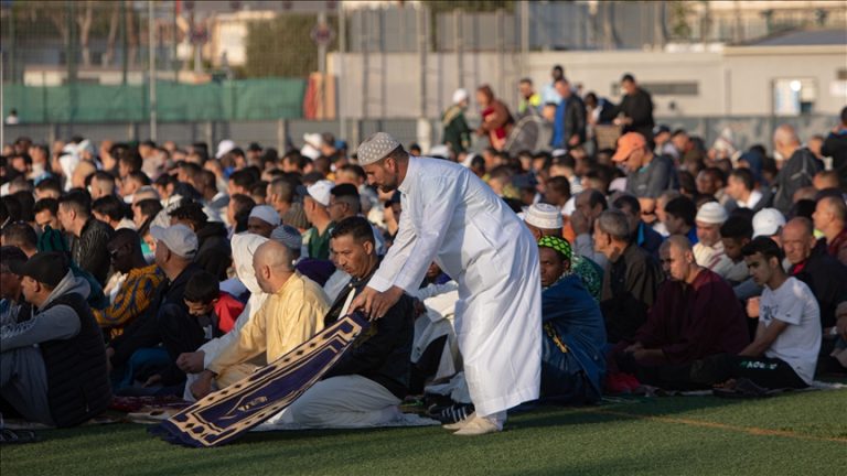 مدريد – الحكومة الإسبانية تطالب بإلغاء حظر صلاة المسلمين في الأماكن العامة بمدينة خومييا