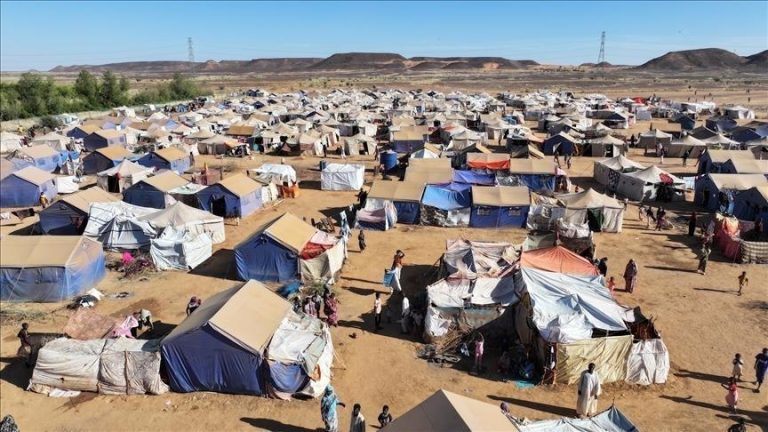 لجنة شعبية سودانية: قوات الدعم السريع تُخلي مخيم زمزم وتحوله لقاعدة عسكرية بالفاشر