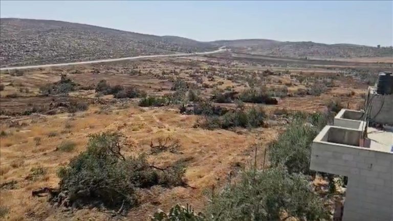 الجيش الإسرائيلي يواصل عمليته في بلدة المغير لليوم الثاني: تجريف واعتقالات ونهب ممتلكات