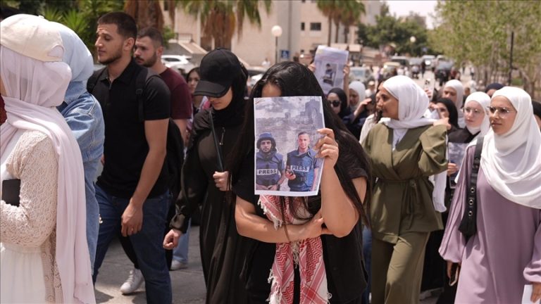 وقفة ومسيرة في رام الله تنديدا باغتيال 6 صحفيين في غزة وارتفاع حصيلة الشهداء الإعلاميين إلى 238