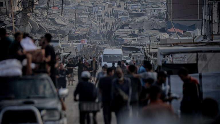 نتنياهو يكشف خطة لتهجير فلسطينيي غزة ويؤكد محادثات مع دول لاستقبالهم