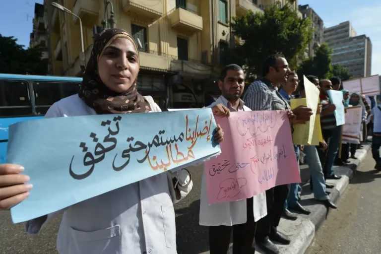 أزمة الأطباء في مصر تتفاقم.. استقالات جماعية وهجرة متزايدة بسبب “الظروف القاسية”