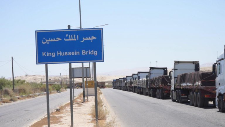 الأردن: مستوطنون إسرائيليون يعتدون على قوافل المساعدات إلى غزة والاحتلال يعرقل مرورها