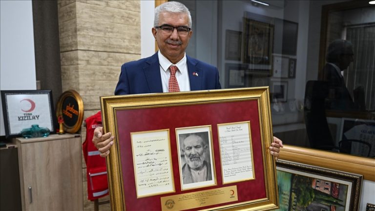 بعد 107 أعوام… الأمين العام للهلال الأحمر التركي يتسلم رسالة وبطاقة أسر تعودان إلى جده العثماني