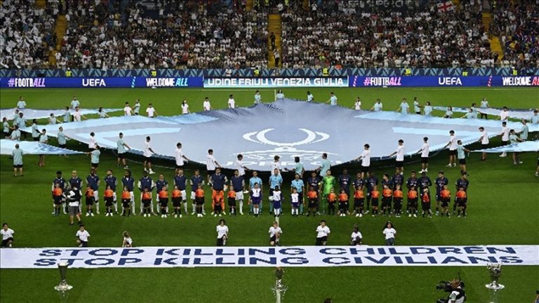 اليويفا يرفع شعار “أوقفوا قتل الأطفال” قبيل انطلاق كأس السوبر الأوروبي تضامنًا مع غزة