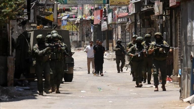 تقرير فلسطيني: إسرائيل اعتقلت أكثر من 18 ألفًا و500 فلسطيني في الضفة منذ بدء إبادة غزة