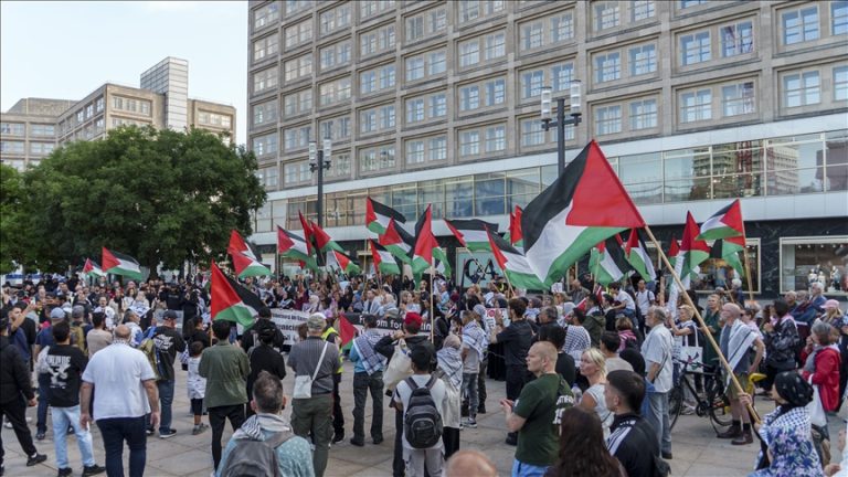 برلين تشهد مظاهرة حاشدة ضد الإبادة الإسرائيلية وتجويع غزة