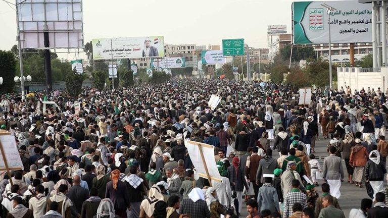 طلاب يمنيون يتظاهرون تنديداً بحرب الإبادة في غزة والعدوان على صنعاء
