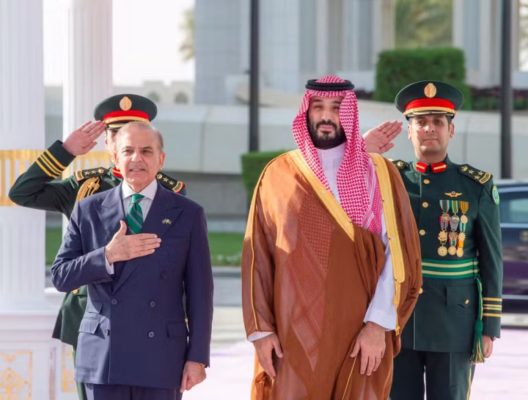لوموند: السعودية تحت المظلة النووية الباكستانية في اتفاقية دفاع غير مسبوقة
