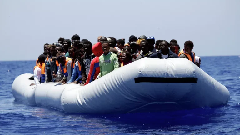مقتل 50 لاجئا سودانيا اشتعل قاربهم قبالة سواحل ليبيا