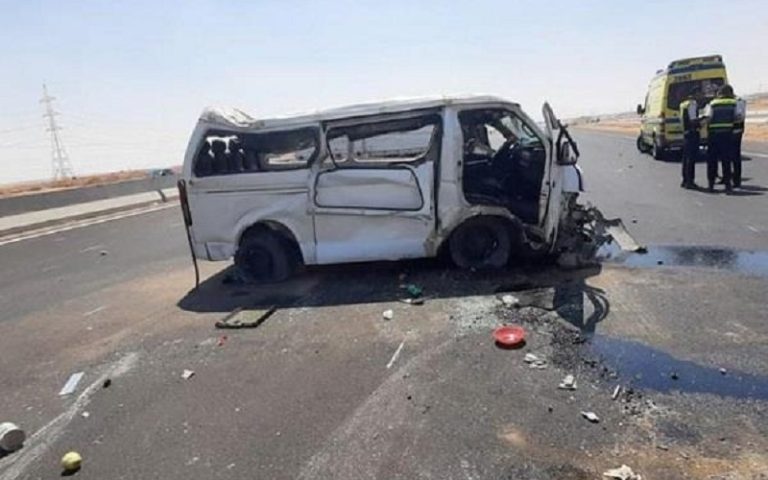 مصرع شخصين وإصابة 10 آخرين في انقلاب ميكروباص على طريق القاهرة . أسيوط الصحراوي