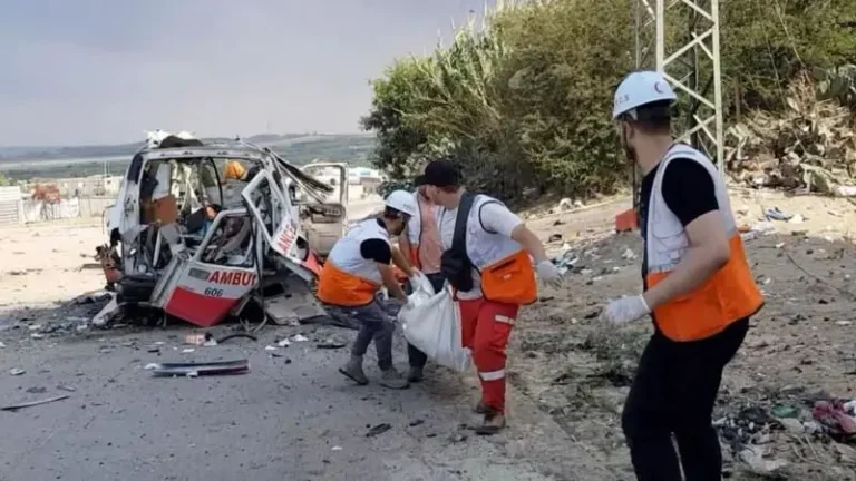 أوكسفام تطالب بمحاسبة الاحتلال على جرائمه بحق العاملين الإنسانيين والطواقم الطبية في غزة
