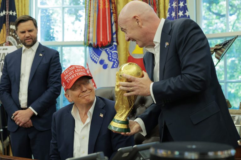 ترامب يهدد بنقل مباريات كأس العالم 2026 من مدن أمريكية إذا اعتُبرت “غير آمنة”