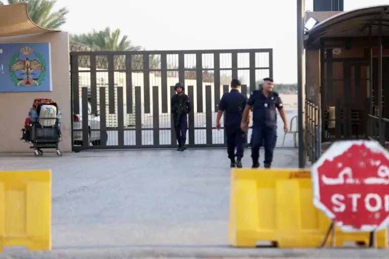 الاحتلال يواصل إغلاق معبر اللنبي لليوم الثاني بأمر من نتنياهو وسط أزمة خانقة للمسافرين