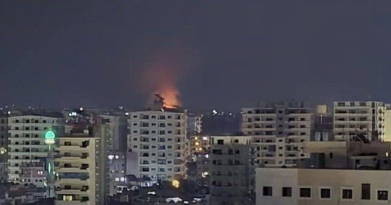 سوريا.. الاحتلال يستهدف منشآت عسكرية في حمص واللاذقية