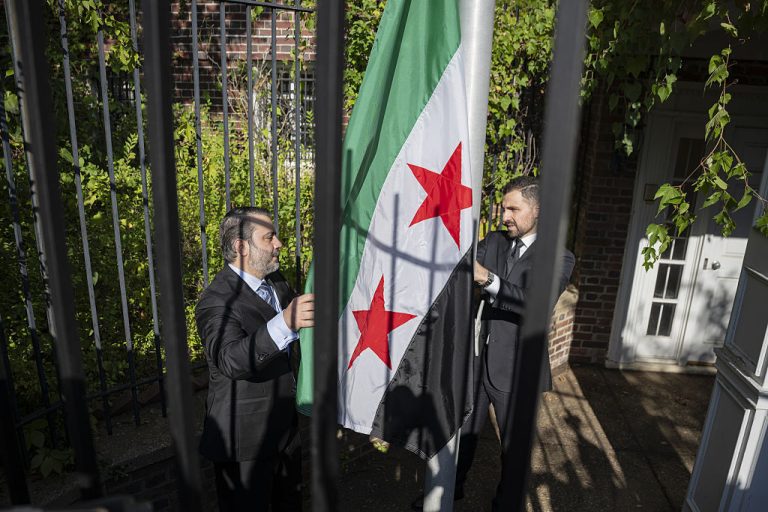 الشيباني يرفع العلم السوري على مبنى السفارة في واشنطن