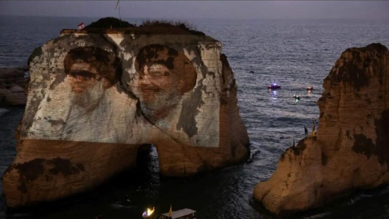 حزب الله يضيء صخرة الروشة بصورة نصر الله وصفي الدين