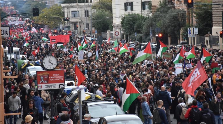 مظاهرات حاشدة في كاتانيا دعمًا لفلسطين وأسطول الصمود المتجه إلى غزة