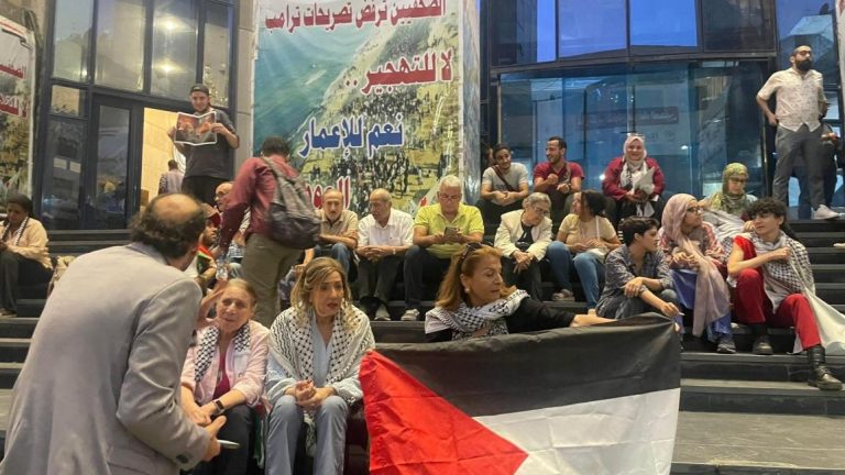 وقفة احتجاجية أمام نقابة الصحافيين بالقاهرة تطالب بإنهاء اتفاقية كامب ديفيد