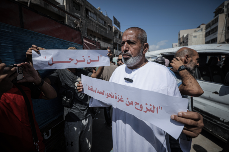 آلاف الفلسطينيين يشاركون في “مسيرة الأكفان” بغزة رفضًا للتهجير