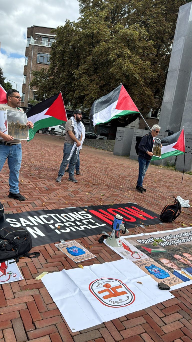 وقفة احتجاجية في لاهاي بدعوة من حزب غد الثورة تندد باستهداف الصحفيين والأطباء في غزة