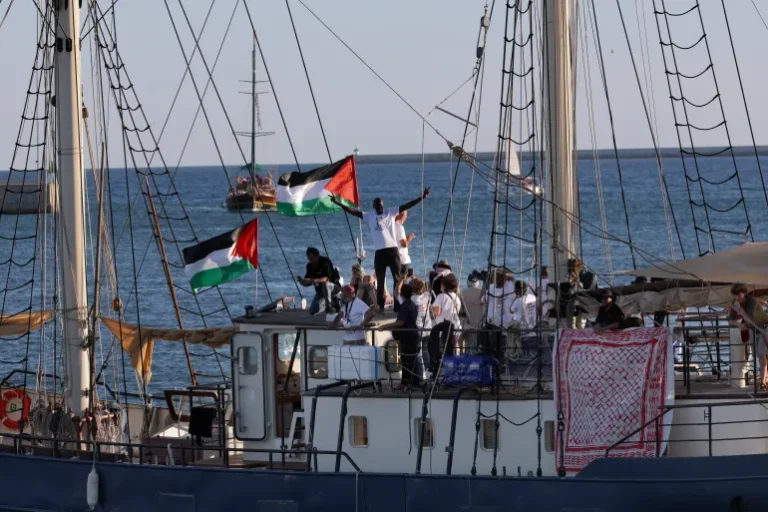أسطول الصمود يغادر برشلونة مجدداً متجهاً إلى غزة رغم العواصف والتحذيرات