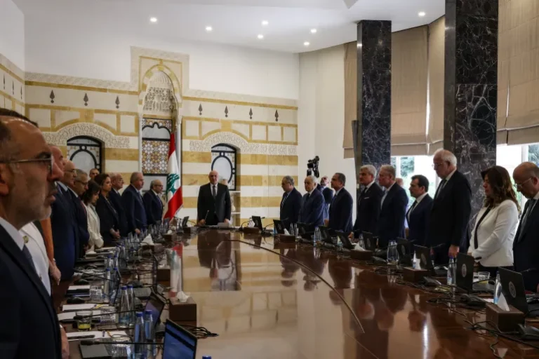 انسحاب وزراء حزب الله وحركة أمل من جلسة الحكومة اللبنانية رفضاً لخطة نزع السلاح