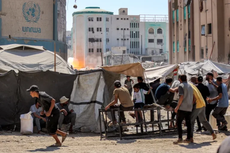مليون فلسطيني يصمدون في غزة وشمالها رغم القصف.. ومخططات الاحتلال للتهجير تواجه بالرفض