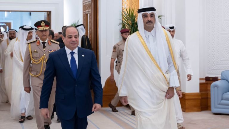 السيسي يصل إلى الدوحة للمشاركة في القمة العربية الإسلامية
