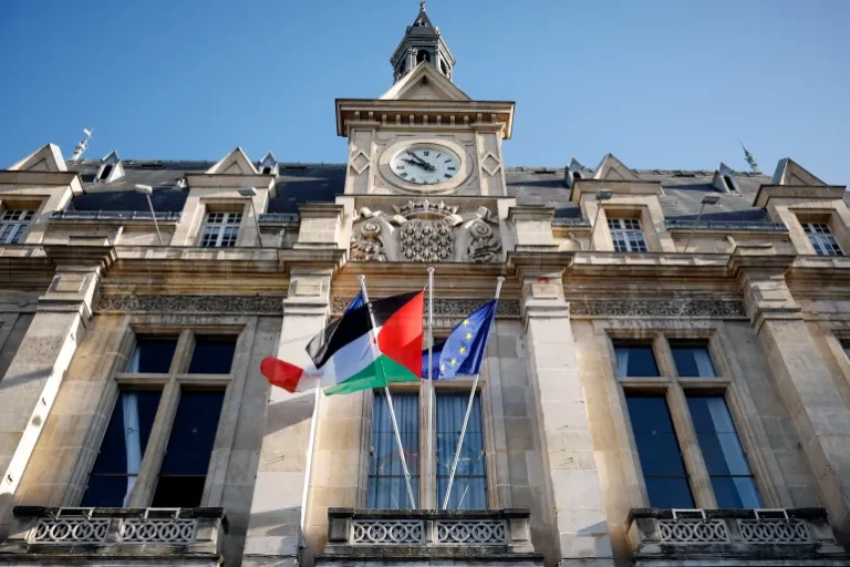 بلديات فرنسية ترفع العلم الفلسطيني احتفالاً بالاعتراف الرسمي وسط جدل سياسي واسع