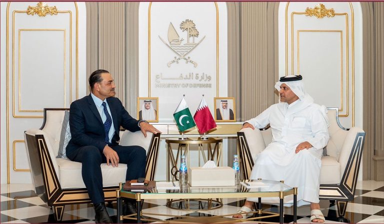 وزير الدفاع القطري يبحث مع قائد الجيش الباكستاني تعزيز التعاون ومتابعة المستجدات الإقليمية
