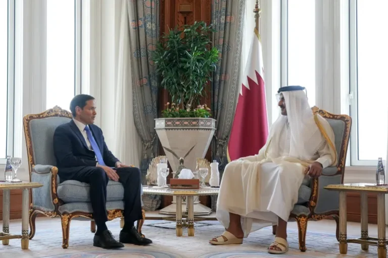 أمير قطر يبحث مع وزير الخارجية الأمريكي الهجوم الإسرائيلي على الدوحة والحرب على غزة