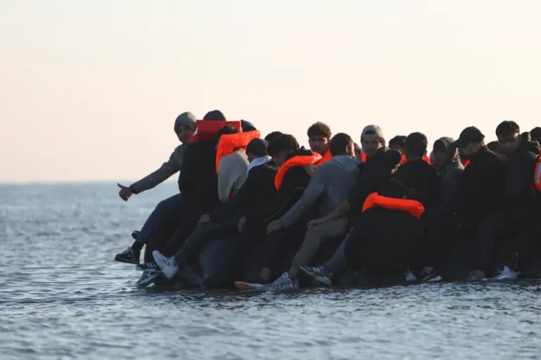 27 ضحية منذ بداية العام.. قوارب الموت تبتلع مزيدًا من المهاجرين بين فرنسا وبريطانيا