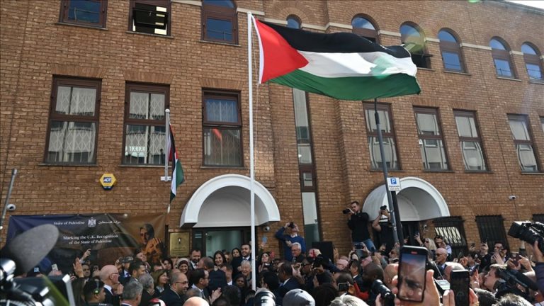 بريطانيا ترفع العلم الفلسطيني فوق سفارتها في لندن بعد الاعتراف الرسمي بدولة فلسطين