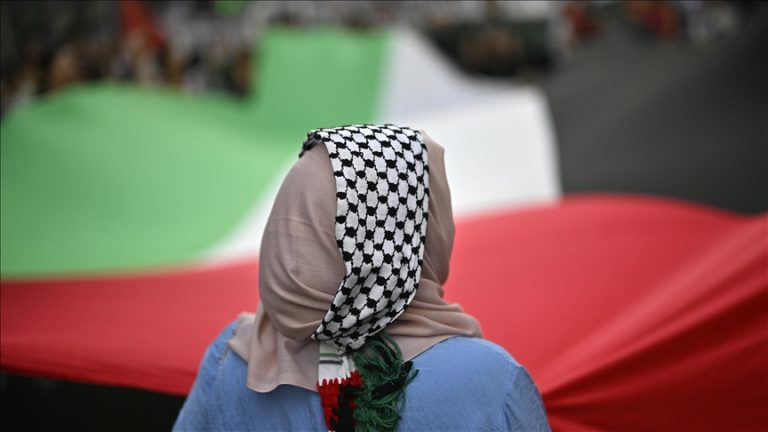 نواب أوروبيون يرتدون قمصانًا حمراء تضامنًا مع غزة داخل البرلمان